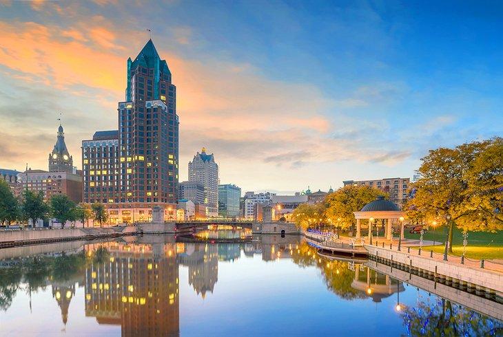 Downtown Milwaukee al anochecer