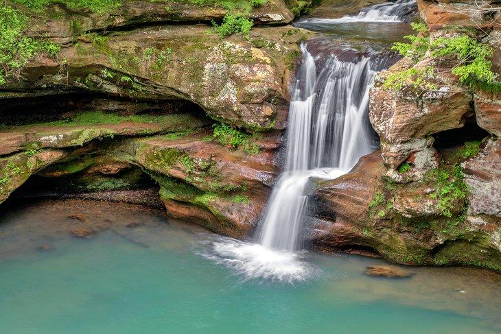 Las Cascadas Superiores en la Cueva del Viejo en el Parque Estatal Hocking Hills