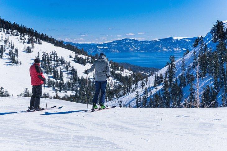 Vue sur Lake Tahoe depuis les pistes de ski
