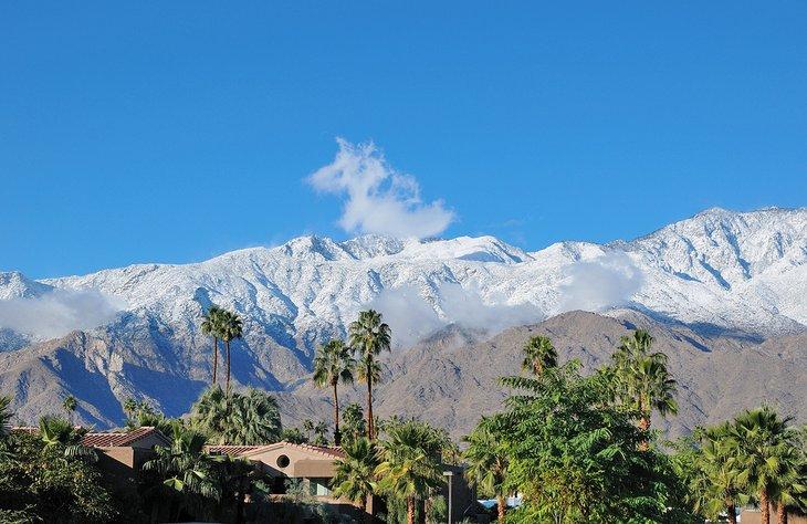 Palm Springs avec les montagnes San Jacinto enneigées en arrière-plan