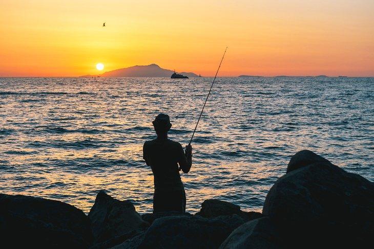 Pescador en la costa de Sorrento