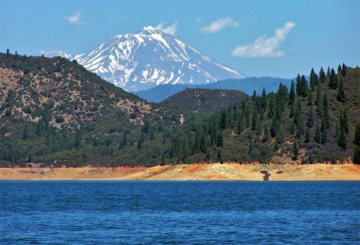 Vista del Monte Shasta desde el lago Shasta