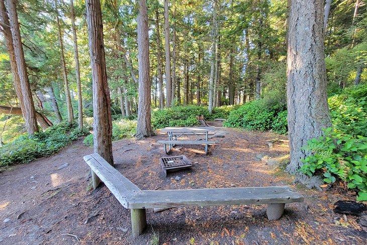 Campamento primitivo en el Parque Estatal Obstruction Pass