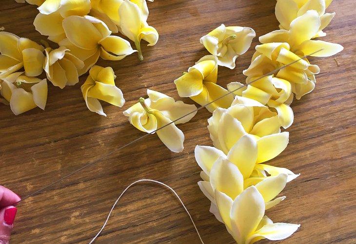 Elaboración de leis en Molokai Plumerias