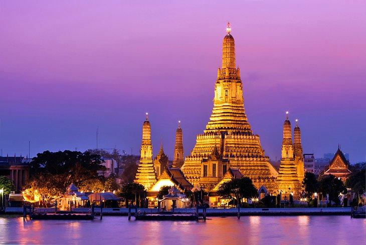 Templo Wat Arun al anochecer en Bangkok