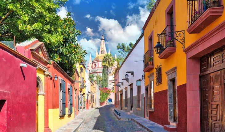 Edificios coloridos en San Miguel de Allende