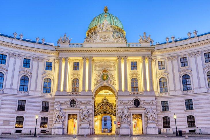El Palacio Hofburg en Viena de noche