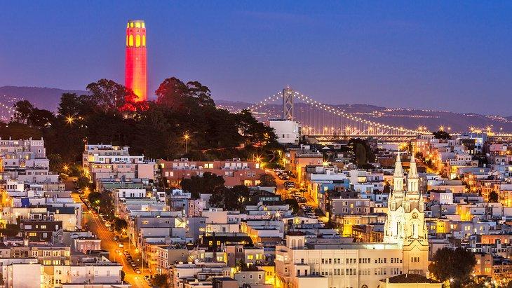 Vista de Coit Tower y San Francisco por la noche