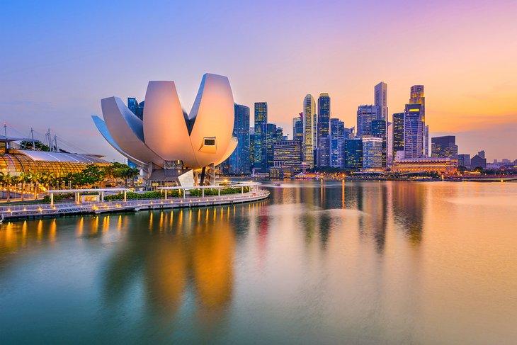 Horizonte de Singapur y marina al atardecer