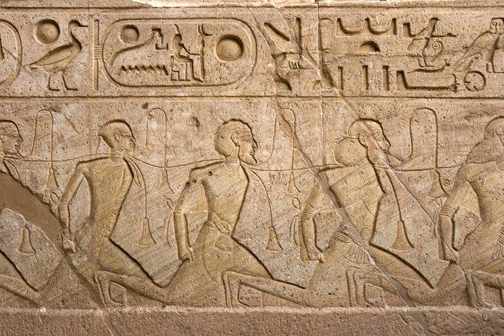 Detalle del relieve en la pared interior