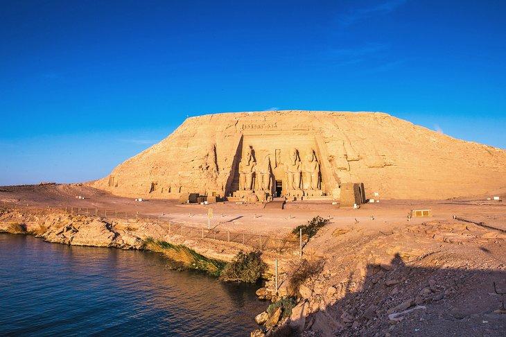 Descripción general del Gran Templo de Ramsés II al amanecer