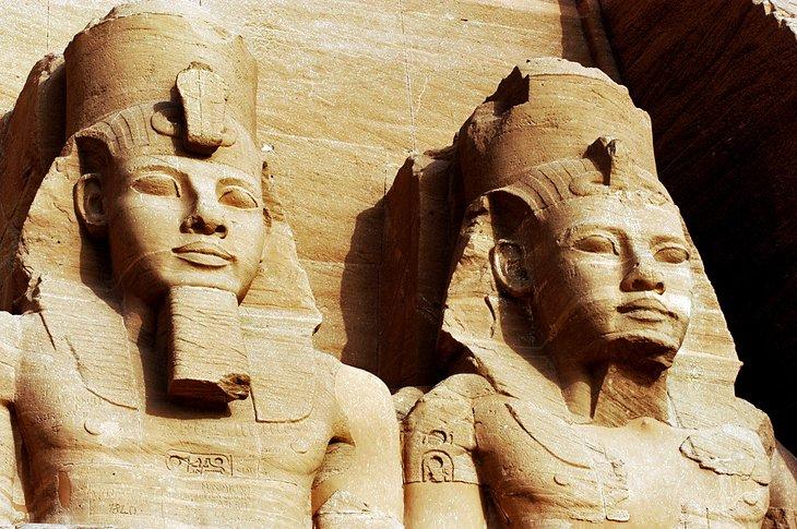 Colosos de Ramsés II: Los Guardianes del Templo Interior