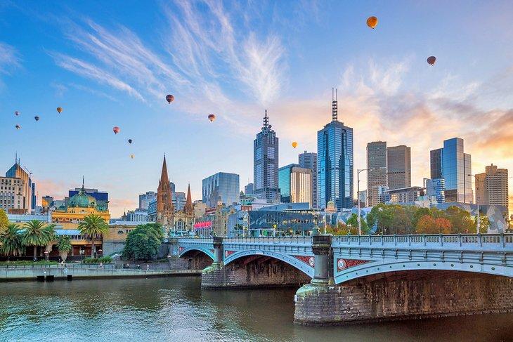 Montgolfières au-dessus de Melbourne au coucher du soleil