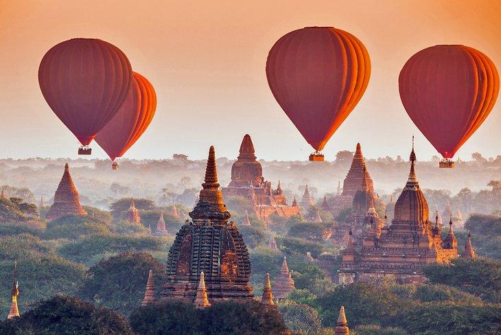 Montgolfière au-dessus des temples de Bagan, Birmanie