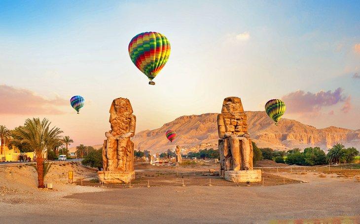 Montgolfières au-dessus des Colosses de Memnon, Louxor