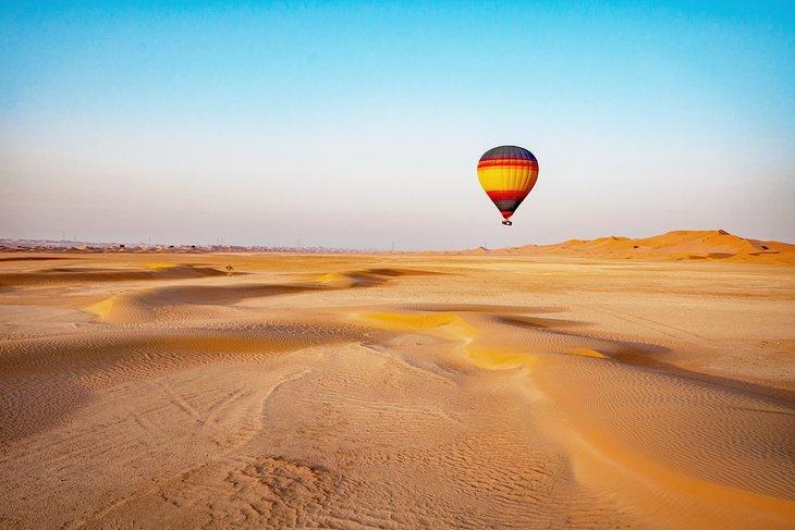 Montgolfière au-dessus du désert près de Dubaï