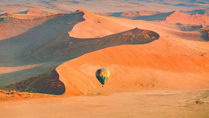 Montgolfière au-dessus des dunes du désert de Namib à Sossusvlei