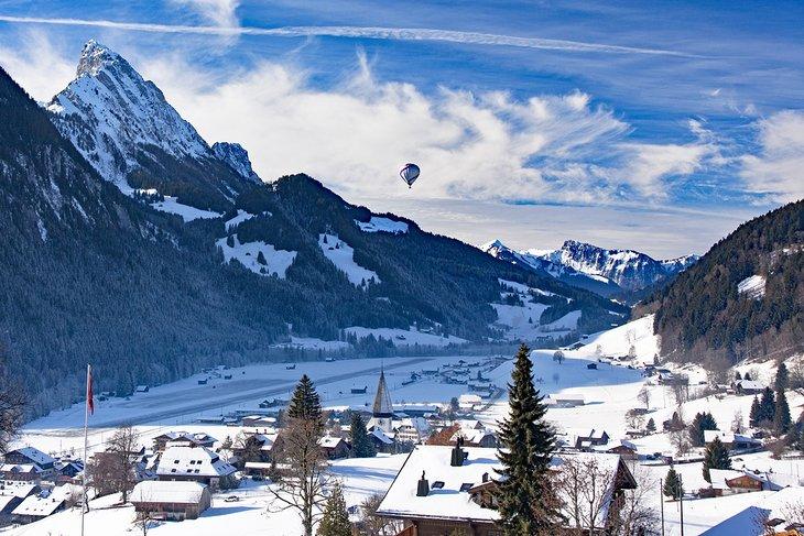 Montgolfière au-dessus de Gstaad dans l'Oberland bernois