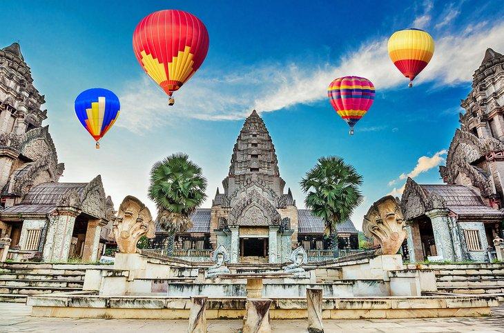 Montgolfières au-dessus des temples d'Angkor Wat