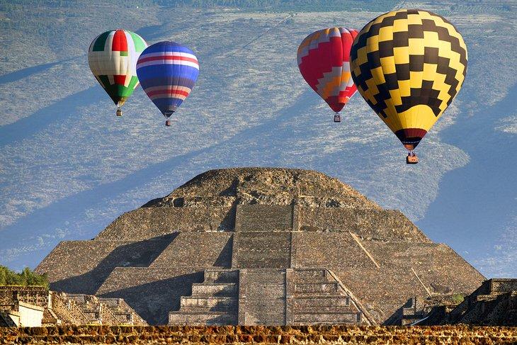 Montgolfières au-dessus de la Pyramide de la Lune, Teotihuacan