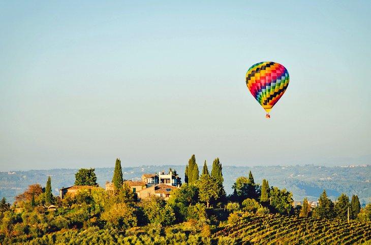 Montgolfière flottant au-dessus de la Toscane