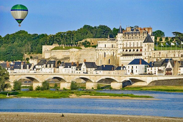 Montgolfière au-dessus de la ville d'Amboise, Vallée de la Loire
