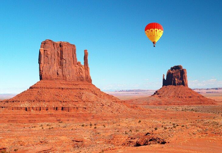 Montgolfière au-dessus de Monument Valley, Utah