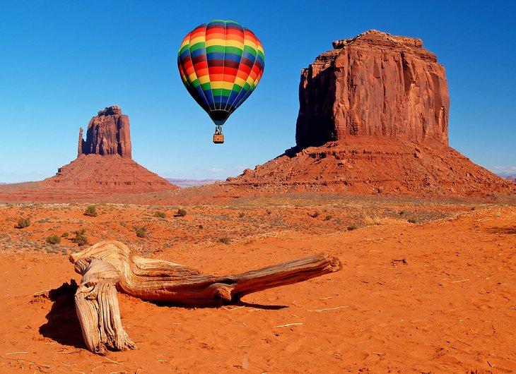 Montgolfière au-dessus de Monument Valley