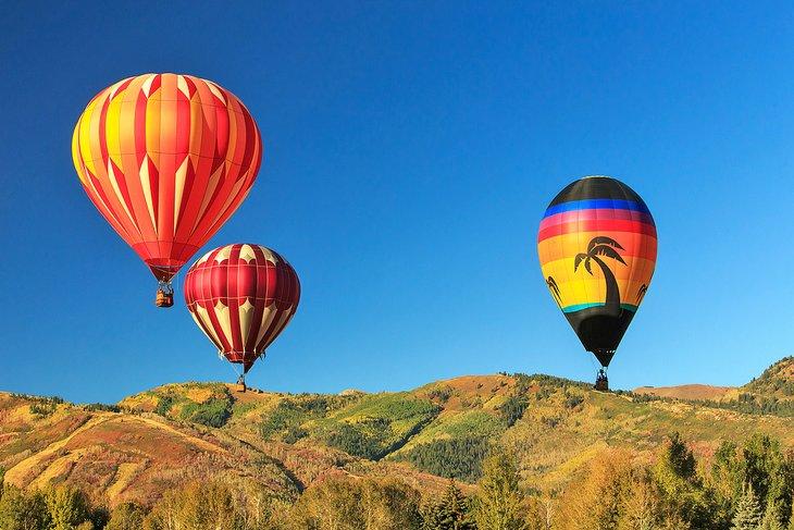 Montgolfières colorées au-dessus de Park City, Utah