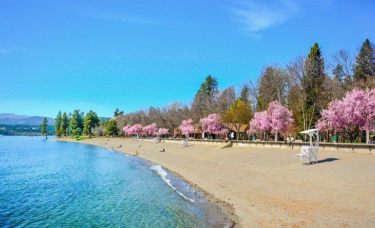 Playa de arena a lo largo del Lago Coeur d'Alene, Idaho
