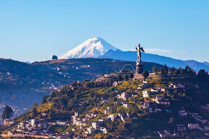 Blick auf El Panecillo im Zentrum von Quito mit dem Cotopaxi im Hintergrund
