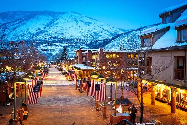 Centro de Aspen por la noche