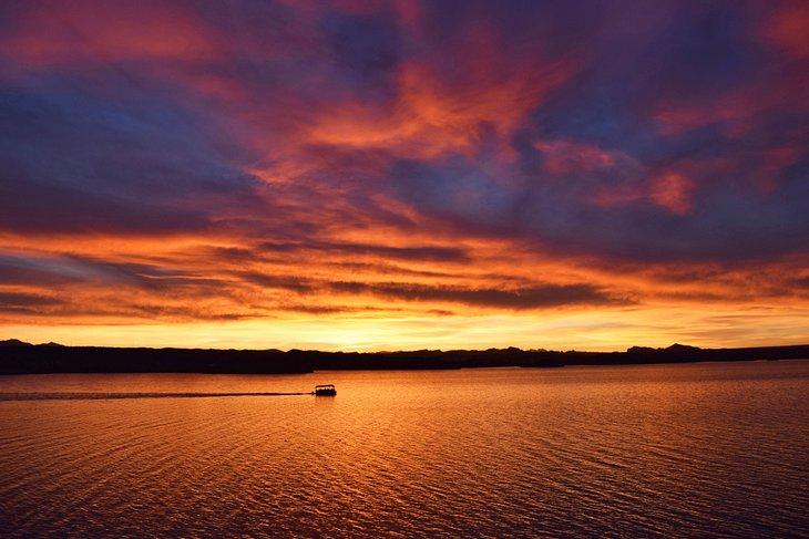 Un barco al atardecer en Lake Havasu