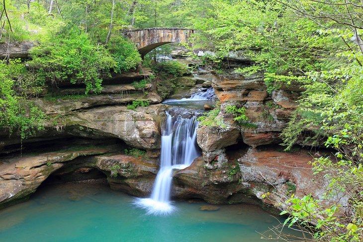 Ein Wasserfall im Hocking Hills State Park