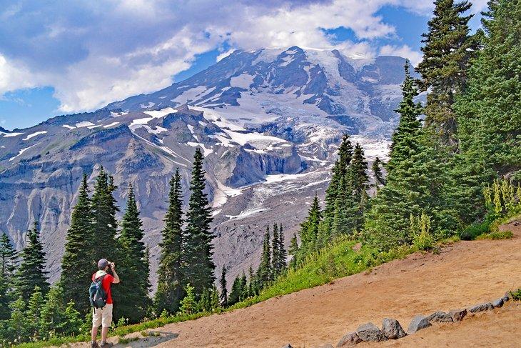 Wanderer bewundert die Aussicht vom Skyline Trail