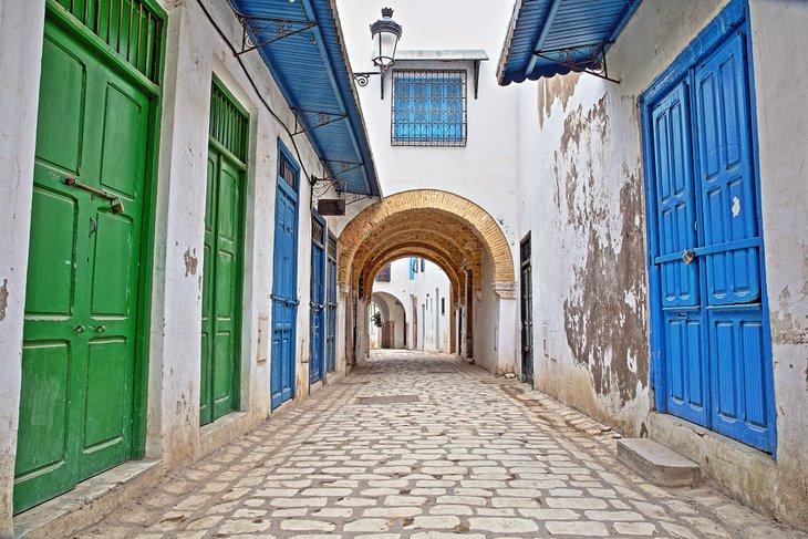 Calles de adoquines y puertas coloridas dentro de la medina de Túnez