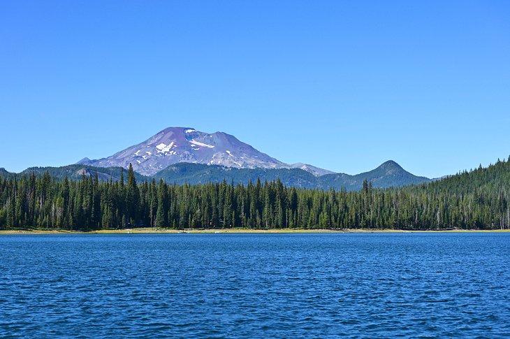 Lago Elk con el Volcán South Sister a lo lejos