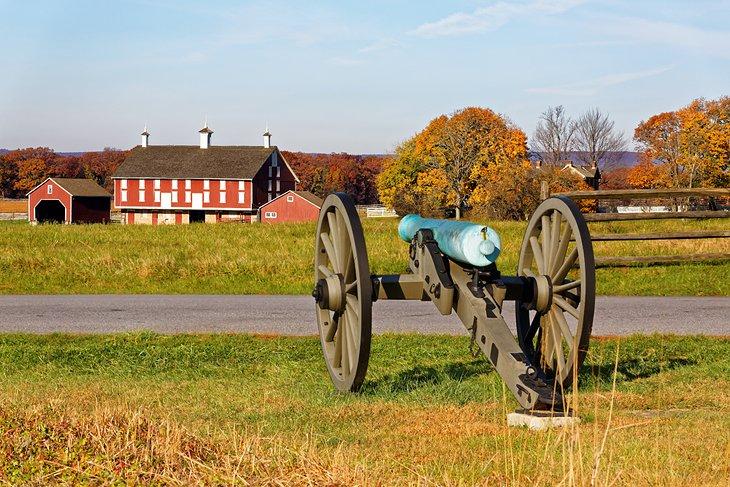 Un cañón y un granero en la histórica Gettysburg