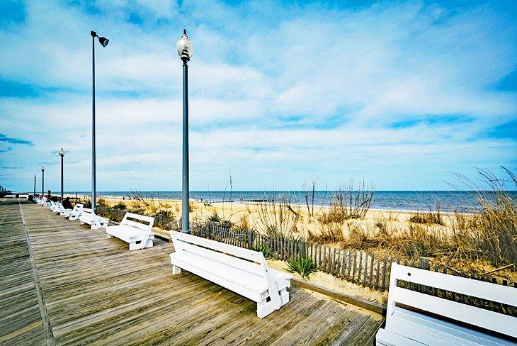 Bancos en el malecón de Rehoboth Beach