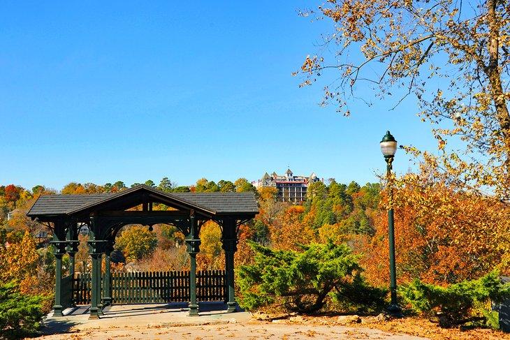 Vista sobre el follaje de otoño al Crescent Hotel & Spa en Eureka Springs, Arkansas
