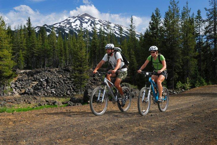 Ciclistas de montaña en Bend con el Monte Bachelor a lo lejos