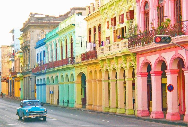 Edificios coloridos y un coche clásico en La Habana Vieja