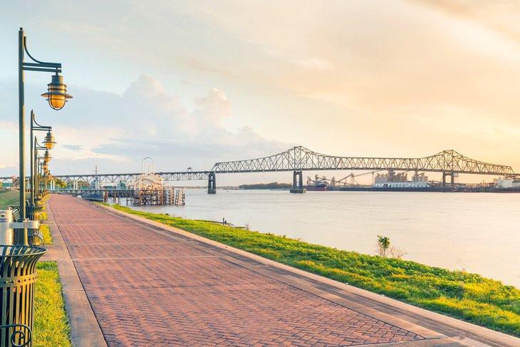 Sendero a lo largo del río Mississippi en Baton Rouge, Luisiana