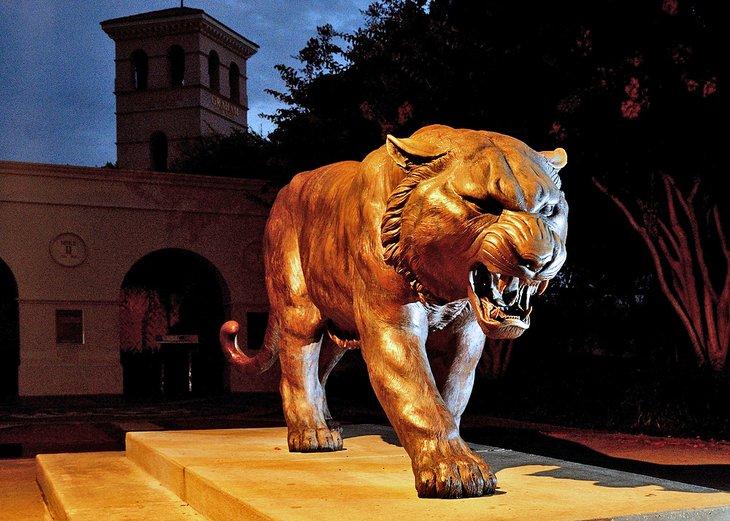 Estatua de Tigre de Bronce fuera del Estadio Tiger de LSU