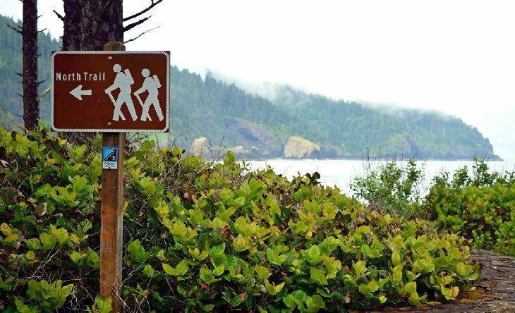 Senderos de excursionismo se extienden desde el camping en Cape Lookout