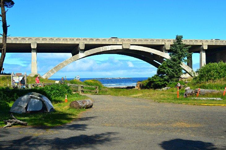 Puente Spencer Creek en el Parque Estatal Beverly Beach