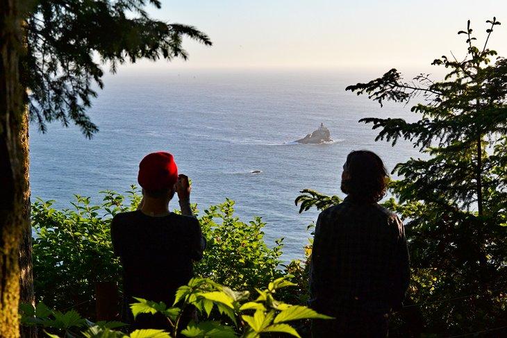 Campers disfrutando de la vista del Faro de Tillamook Rock