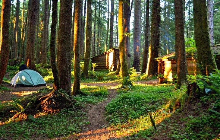 Campamento de mochileros en la cima de Tillamook Head