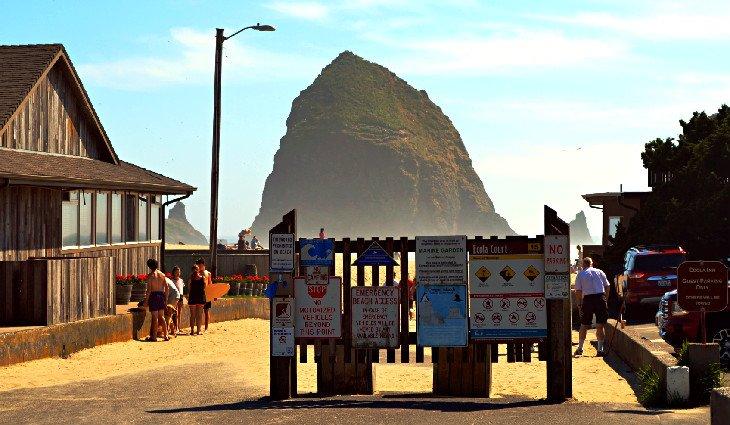 Haystack Rock cerca de Wright's for Camping
