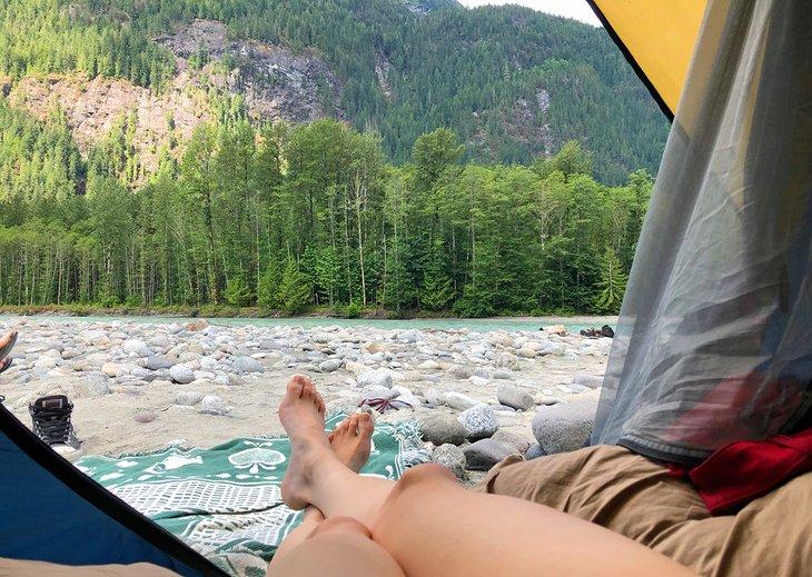 Campistas disfrutando de la vista desde su tienda en el Squamish Valley Campground